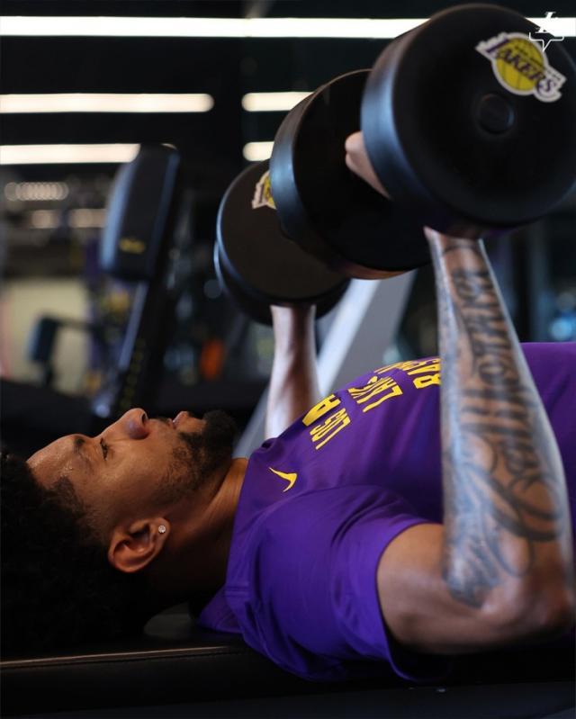 华体会下载-湖人迎利好!伍德苦练力量 重组双塔为浓眉减压?